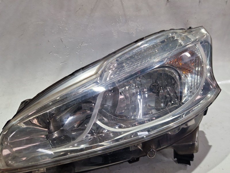 Recambio de faro delantero izquierdo para peugeot 208 1.4 hdi 68cv? referencia OEM IAM 9802221880  
