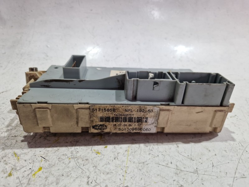 Recambio de caja reles / fusibles para fiat stilo (192) multi wagon (2003) 1.9 jtd referencia OEM IAM 51715858  