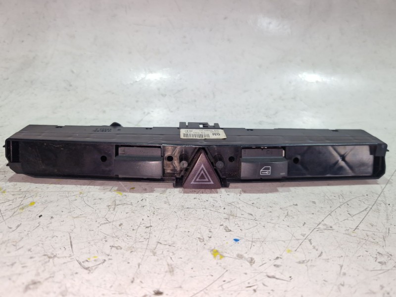 Recambio de boton emergencia para opel zafira / zafira family b (a05) 1.9 cdti (m75) referencia OEM IAM 03758075  