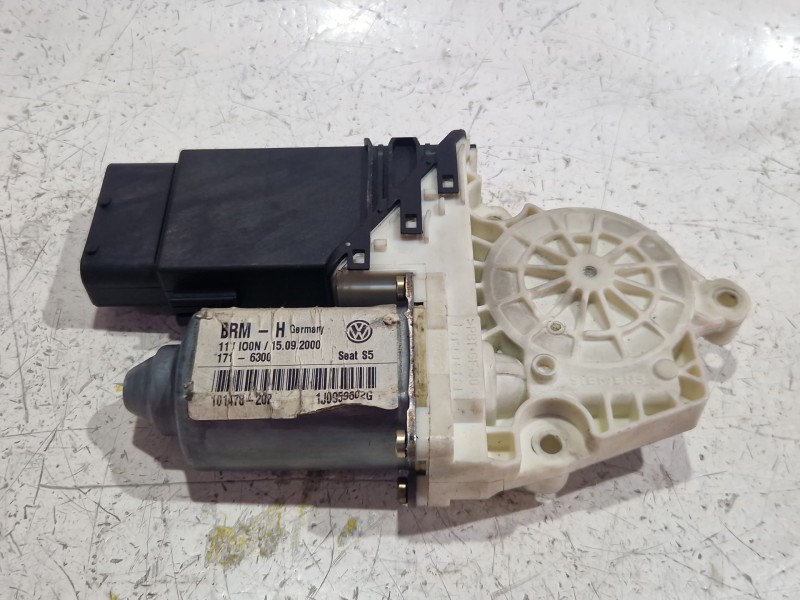 Recambio de motor elevalunas delantero derecho para seat leon (1m1) 1.9 tdi referencia OEM IAM 77460021  