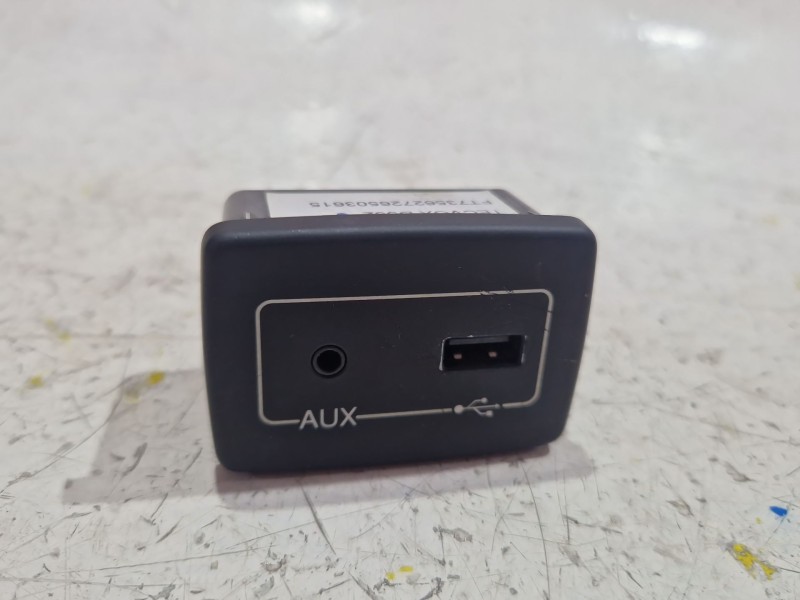 Recambio de conector usb / aux para fiat ducato furgoneta (250_) 130 multijet 2,3 d referencia OEM IAM TECVOXD532  