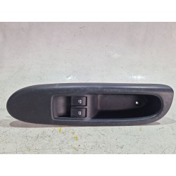 Recambio de mando elevalunas delantero izquierdo para renault clio ii fase i (b/cb0)(1998) 1.1 75 cv referencia OEM IAM 82000840
