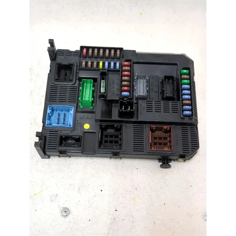Recambio de caja reles / fusibles para peugeot 208 1.4 hdi 68cv? referencia OEM IAM 9678355880  