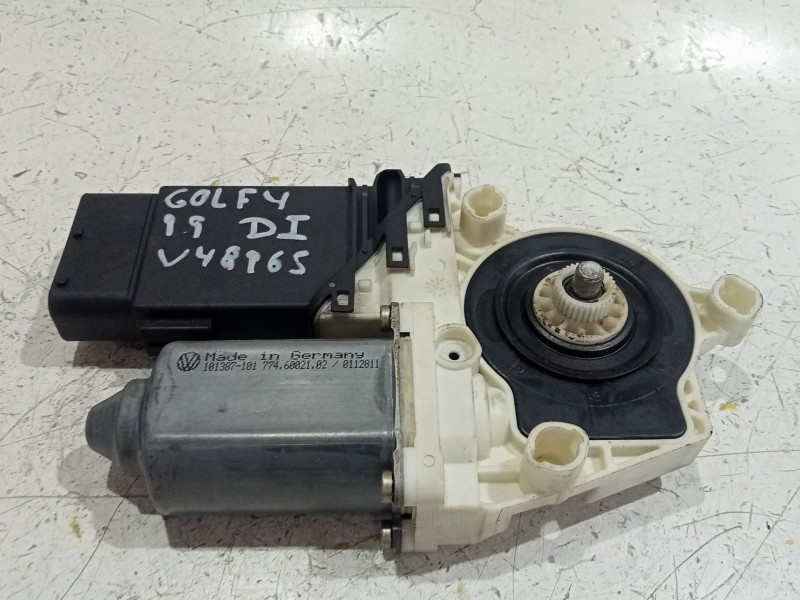 Recambio de motor elevalunas delantero izquierdo para volkswagen golf iv variant (1j5) 1.6 referencia OEM IAM 101387101774  