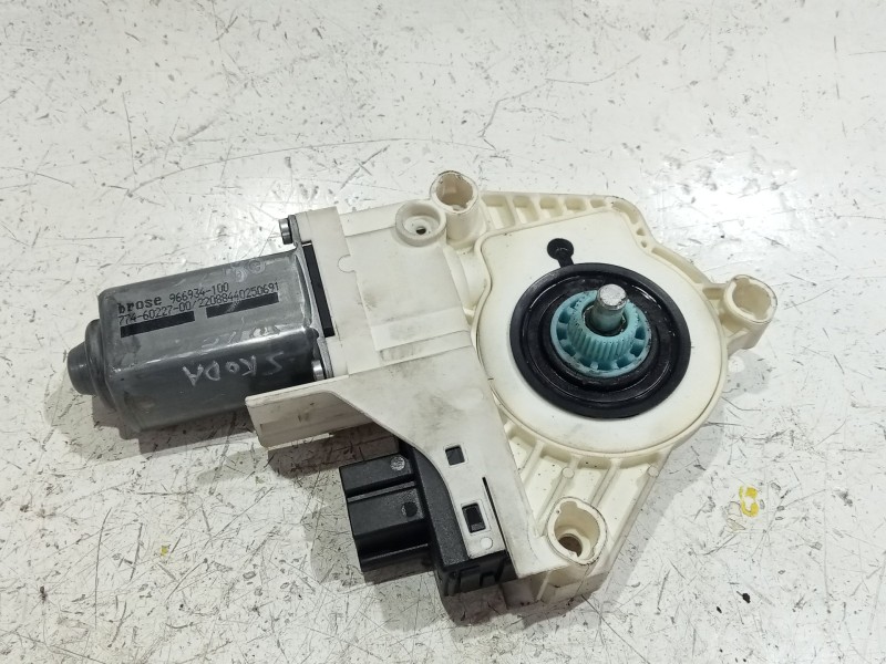 Recambio de motor elevalunas delantero derecho para skoda superb ii (3t4) 2.0 tdi referencia OEM IAM 7746022700  