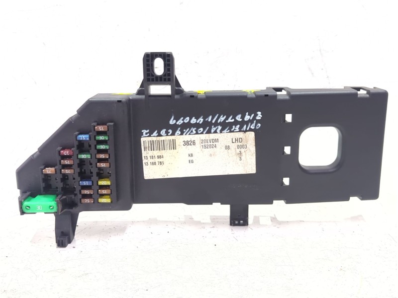 Recambio de caja reles / fusibles para opel vectra c gts (z02) 1.9 cdti (f68) referencia OEM IAM 13181984  