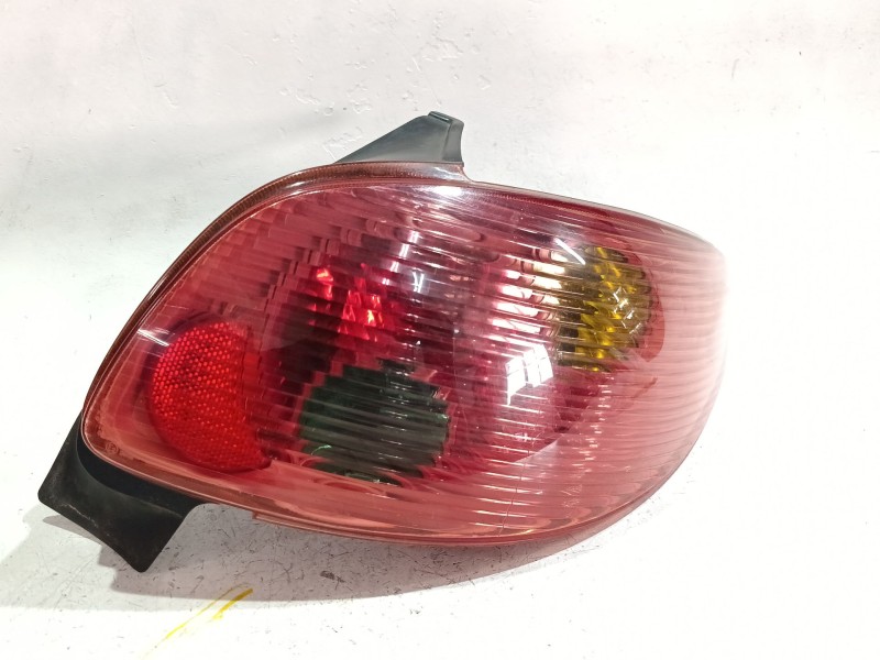 Recambio de piloto trasero derecho para peugeot 206 hatchback (2a/c) 1.4 i referencia OEM IAM 2563  