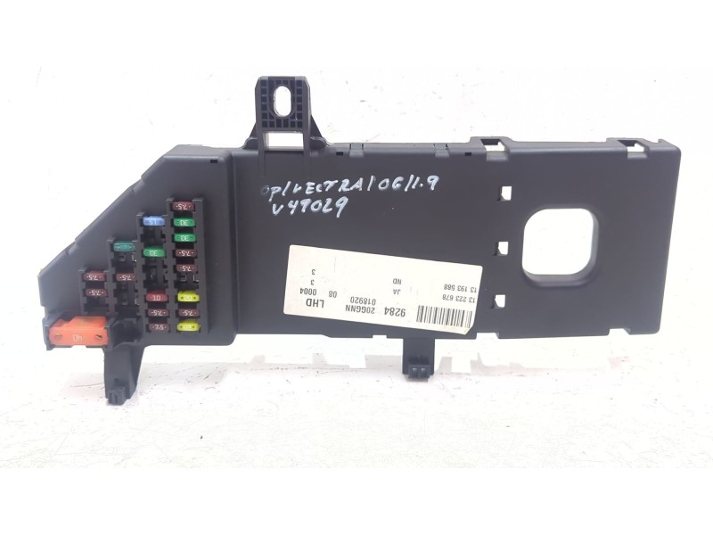 Recambio de caja reles / fusibles para opel vectra c (z02) 1.9 cdti (f69) referencia OEM IAM 13223678  