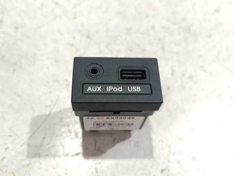 Recambio de conector usb / aux para kia sorento i (jc) 2.5 crdi referencia OEM IAM 96120  