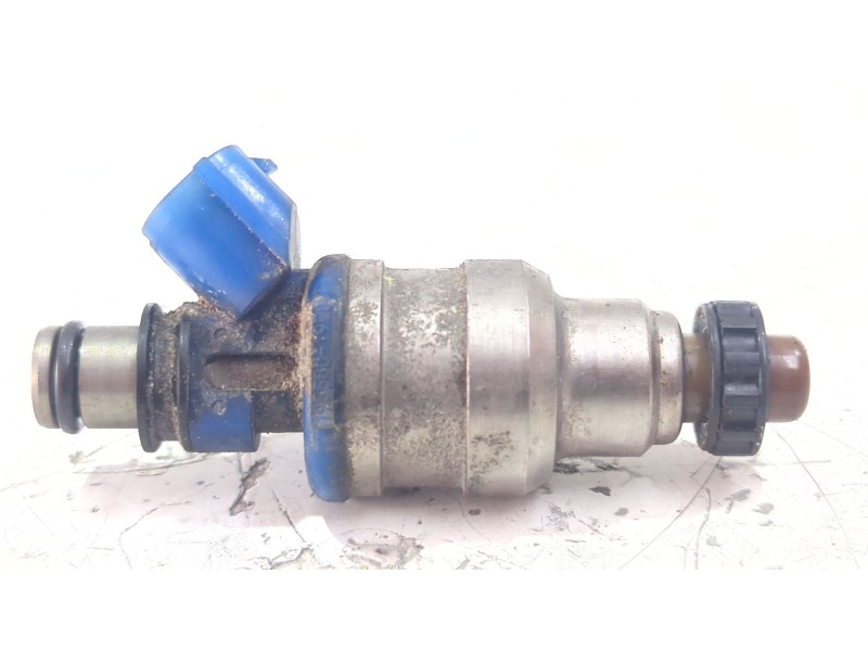Recambio de inyector para mazda 626 berl./coupe/familiar (gd/gv)(1987) 2.0 referencia OEM IAM 1955001970  