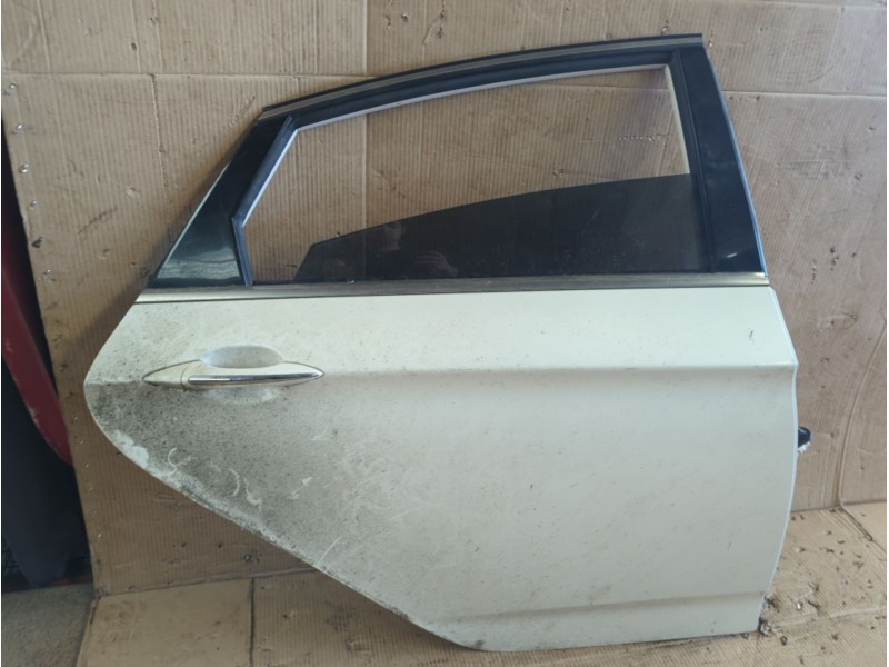 Recambio de puerta trasera derecha para hyundai i40 1.7 d 115cv referencia OEM IAM   