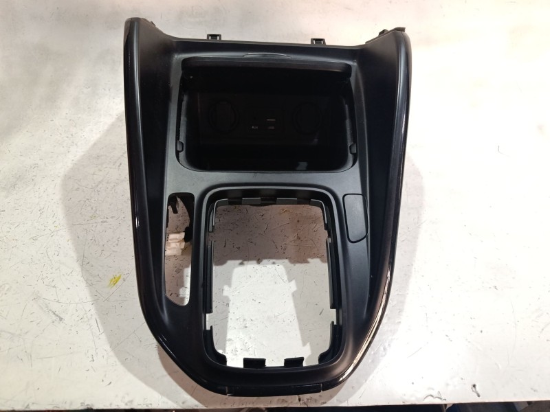 Recambio de consola central para kia carens iv 1.7 crdi referencia OEM IAM A4037CC2  