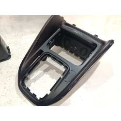 Recambio de consola central para kia carens iv 1.7 crdi referencia OEM IAM A4037CC2  