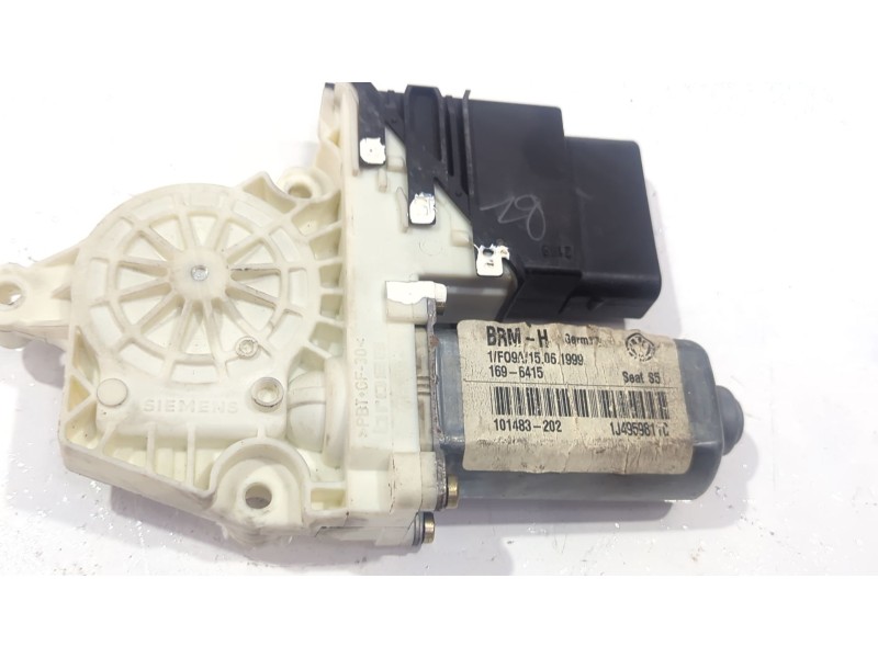 Recambio de motor elevalunas trasero izquierdo para volkswagen golf iv (1j1) 1.4 16v referencia OEM IAM 1J4959811C  