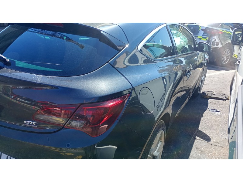 opel astra j gtc del año 2012