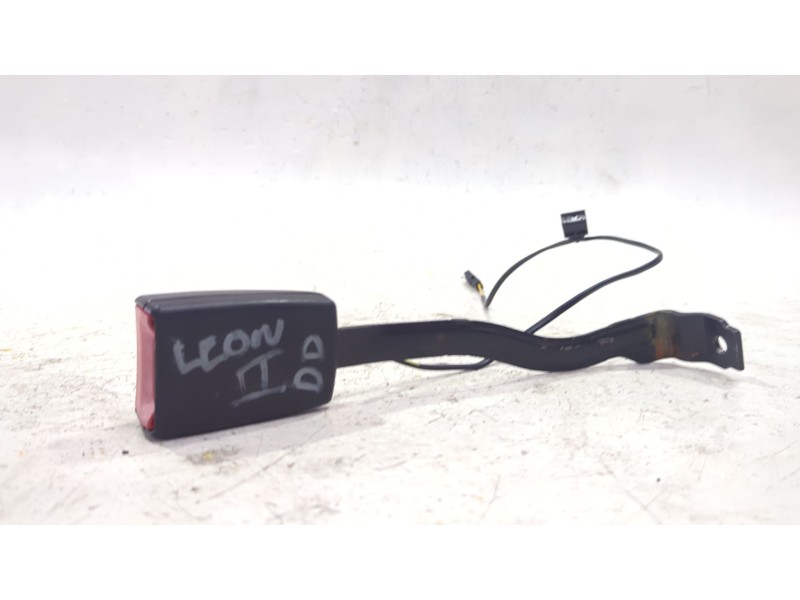 Recambio de enganche cinturon delantero derecho para seat leon (1p1) 1.6 tdi referencia OEM IAM 5P0857756H  