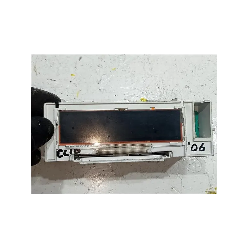 Recambio de pantalla para renault clio iii (2005) 1.1 75 cv referencia OEM IAM 8200307273C  