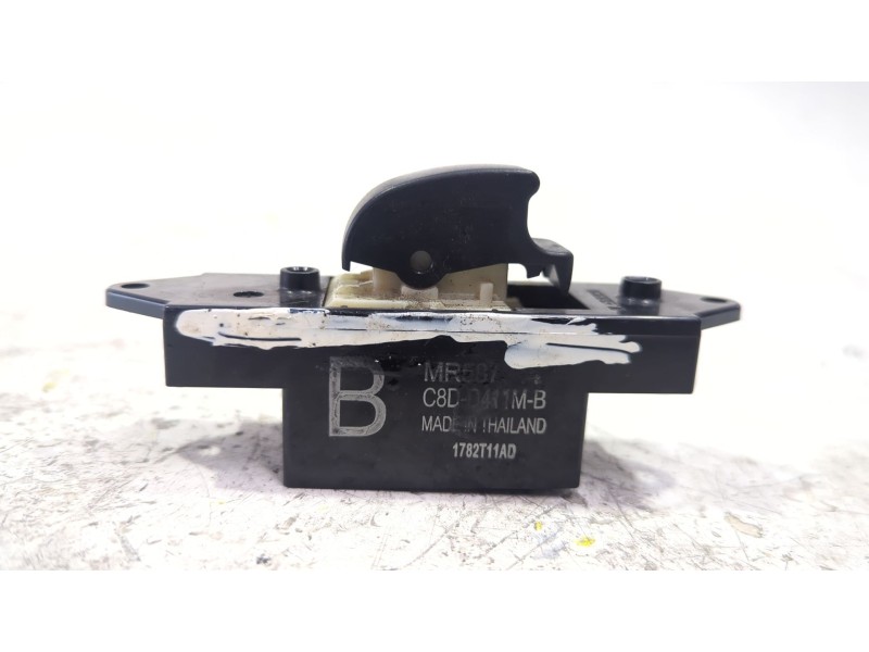 MANDO ELEVALUNAS DELANTERO DERECHO MR587944 