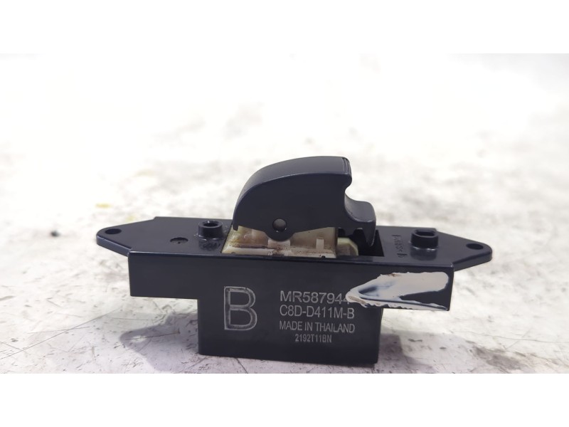 MANDO ELEVALUNAS TRASERO DERECHO MR587944 