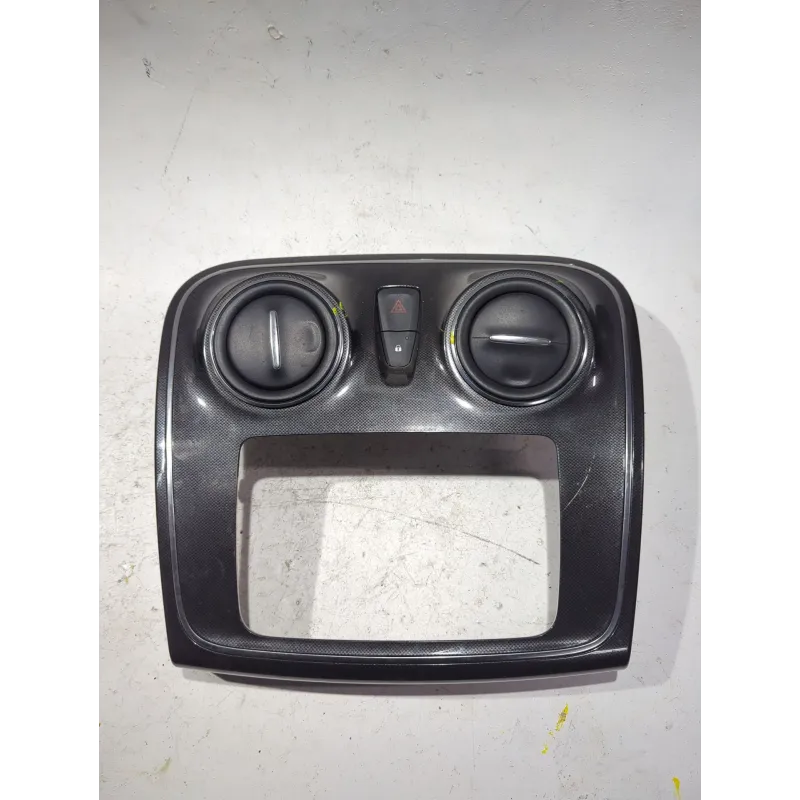 Recambio de embellecedor consola central para dacia logan 1 mcv familiar (2006) 900 referencia OEM IAM 682602924R  