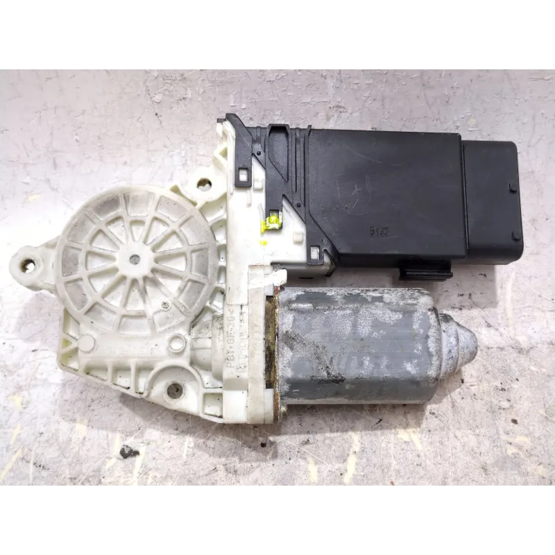 Recambio de motor elevalunas delantero izquierdo para volkswagen golf iv (1j1) 1.6 referencia OEM IAM 101430200 05076210  