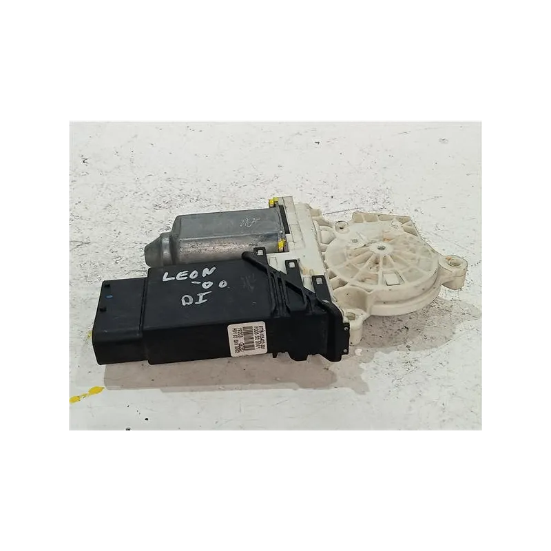 Recambio de motor elevalunas delantero izquierdo para seat leon (1m1)(11.1999) tdi referencia OEM IAM 9776105402301 F005S00061  