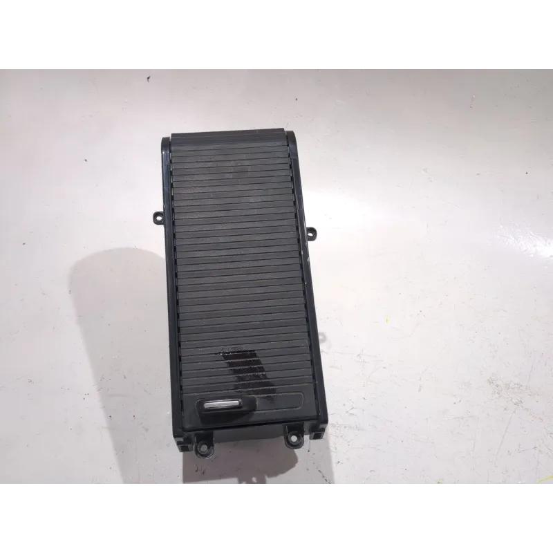 Recambio de portaobjetos consola central para hyundai i40 1.7 d 115cv referencia OEM IAM 846703Z000  