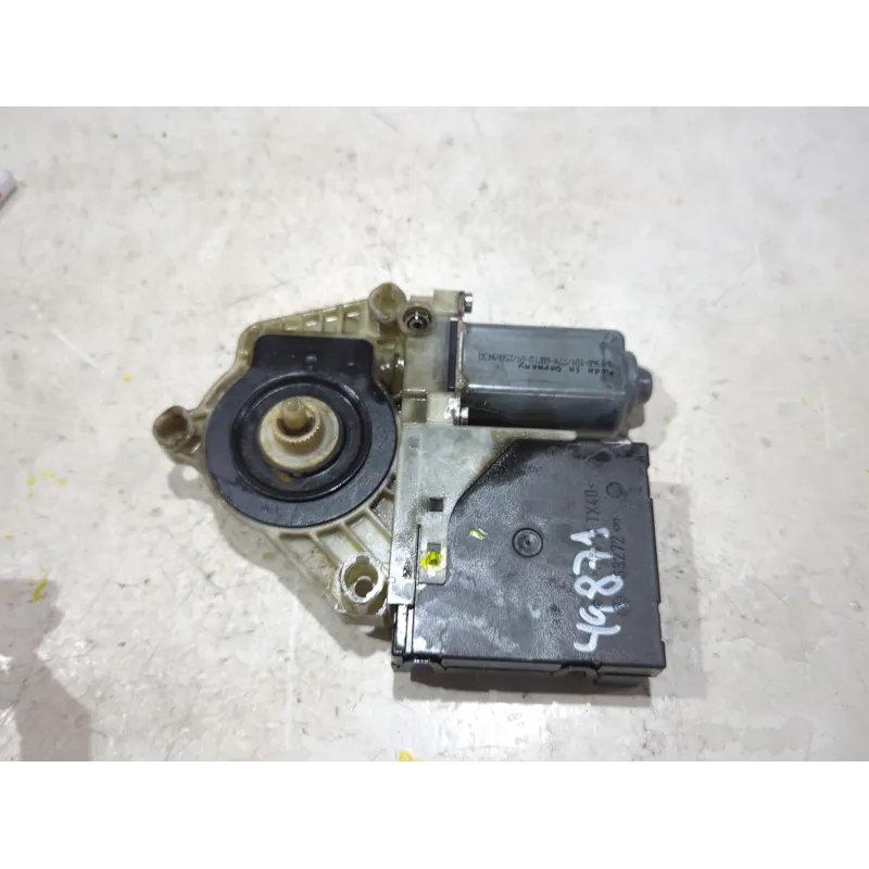 Recambio de motor elevalunas delantero izquierdo para volkswagen golf vi (5k1) 1.6 tdi referencia OEM IAM 5K0959701D  