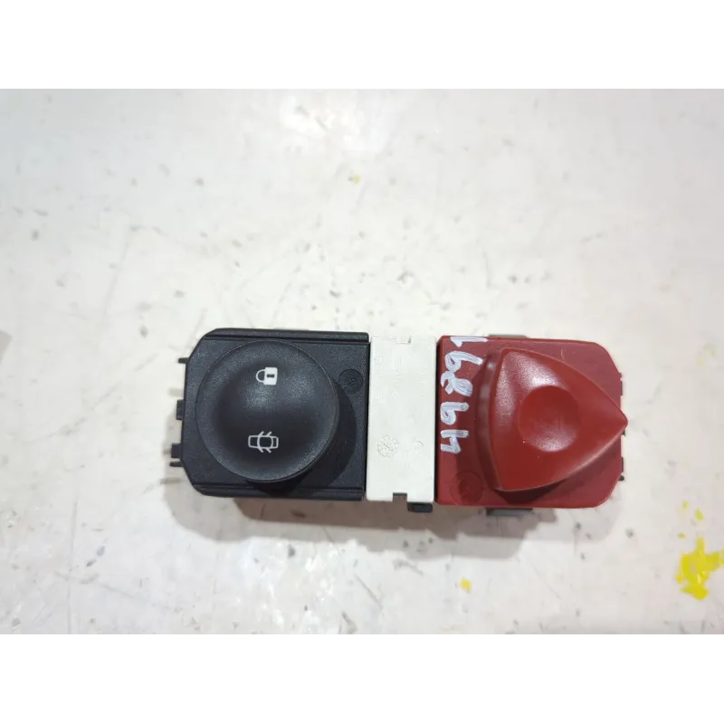 Recambio de boton emergencia para renault megane ii (bm0/1_, cm0/1_) 1.5 dci referencia OEM IAM 8200095493  