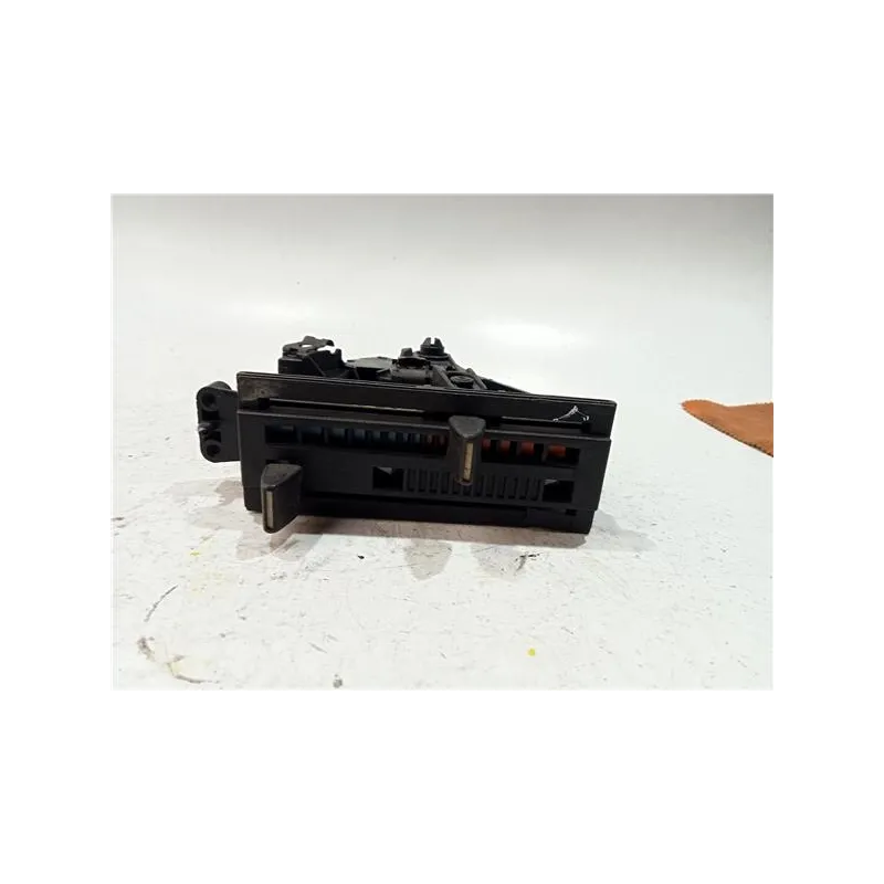 Recambio de mandos climatizador para ford sierra berlina (1987) 2.0 i referencia OEM IAM 83BG18K309  