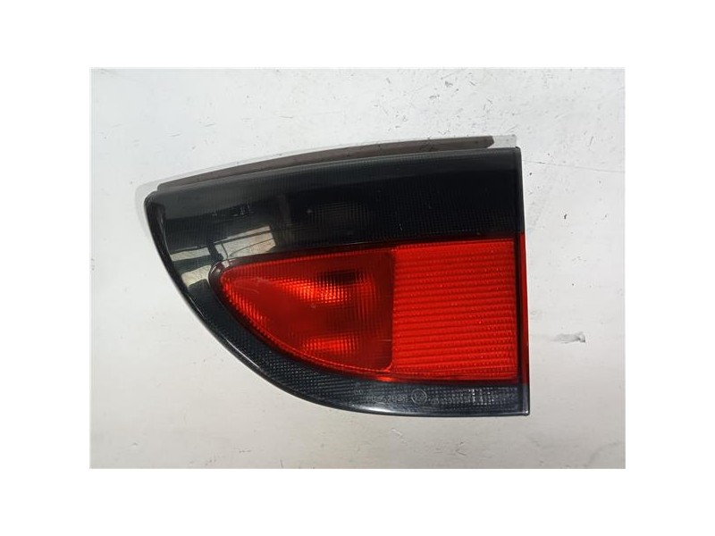 Recambio de piloto porton trasero derecho para renault megane i classic (la0)(1996) 1.9 d (la0a, la0u) referencia OEM IAM 770083