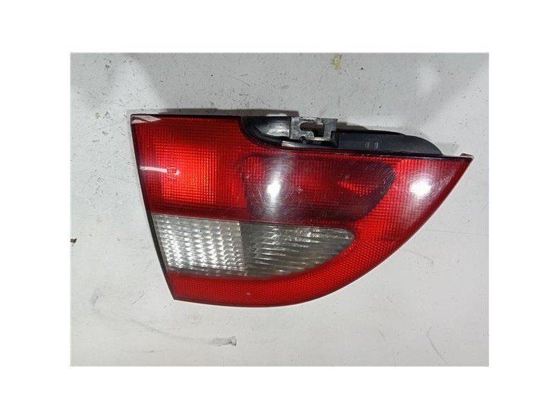 Recambio de piloto porton trasero izquierdo para renault megane i fase 2 classic (la...)(1997) referencia OEM IAM 7700428052  
